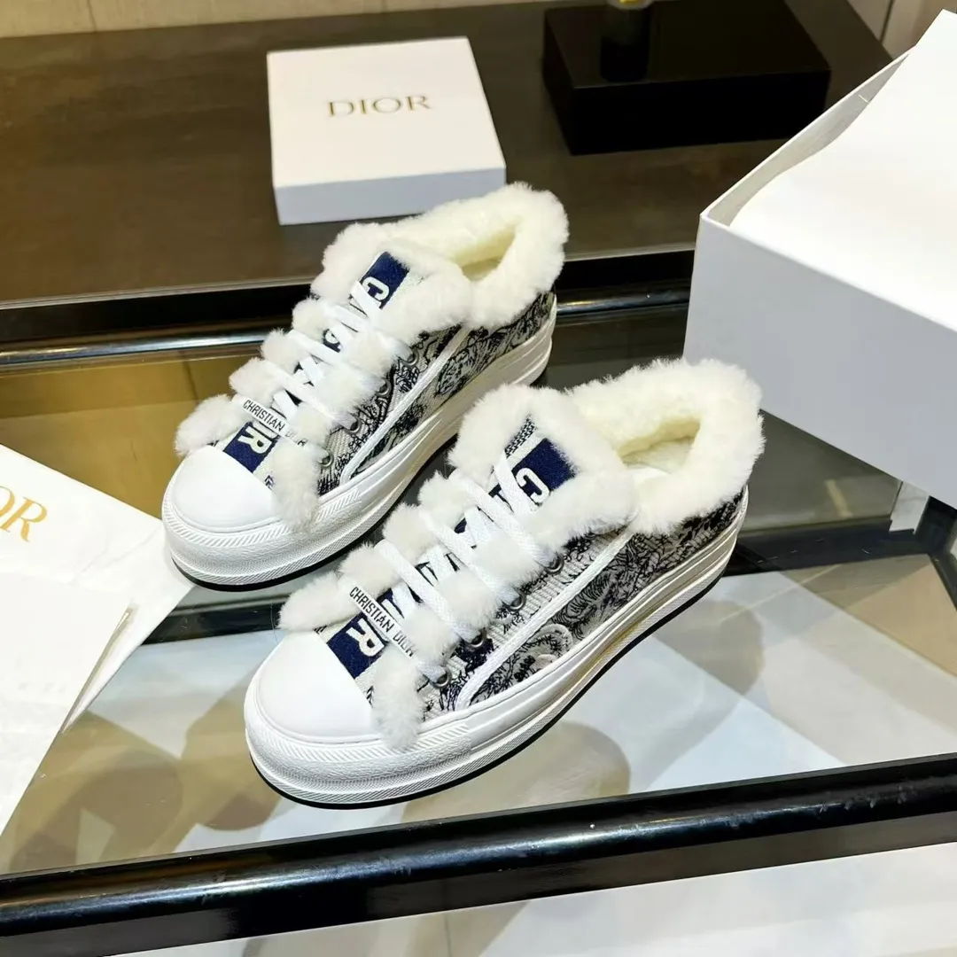 👟👟Ex-factory price 640👟👟——Dior Dior embroidered thick-soled wool casual shoes, fur shoes 𝐃𝐈𝐎𝐑 𝐖𝐚𝐥𝐤'𝐧 Dior presbyopic embroidered wool thick-soled canvas shoes, casual sports shoes, this Walk'n'Dior Thick-soled sneakers are a stylish piece that elevate the collection. Oblique printed cotton embroidered upper with comfortable platform sole, tongue and Christian Dior Paris signature laces. Can add fashionable temperament to all kinds of casual looks. Original custom-made imported Oblique printed embroidery fabric. Imported soft sheepskin lining. Original exclusive open-molded TPU material outsole. Bottom thickness 4.5CM. Size: Women's 35-41 (custom-made 41 is non-refundable)